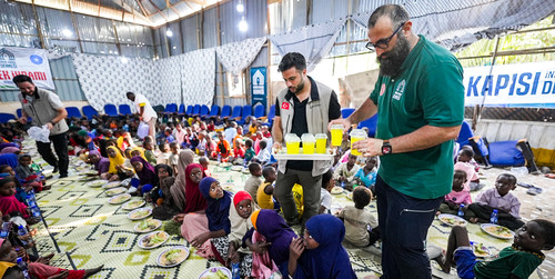 Oyuncu Celal Al, Afrika'da yetimlere yemek ikram ediyor