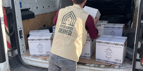 Türkiye’deki ailelere ulaştırılmak üzere araca yüklenen kumanya kolileri