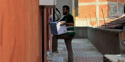 İstanbul’da ihtiyaç sahibi bir aileye kumanya kolisi teslim eden Hayır Kapısı gönüllüsü