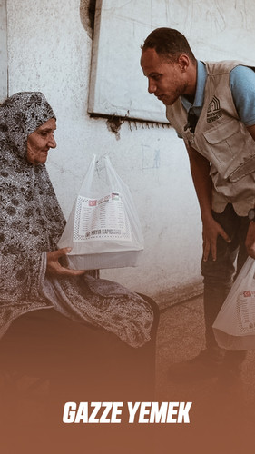 Gazze'de bir aileye sıcak yemek teslimi